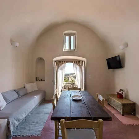 Tebeli Emporio (Santorini)