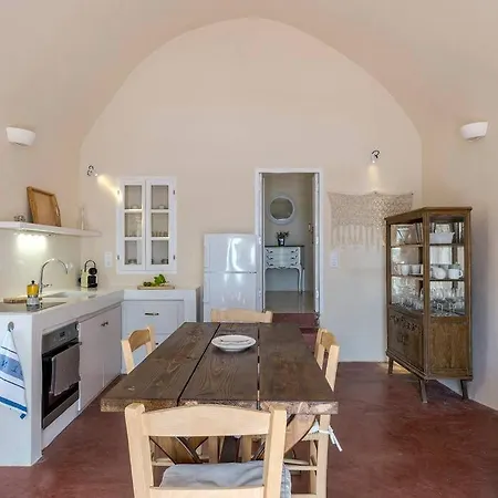 Tebeli Emporio (Santorini)