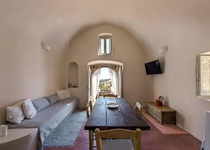 Tebeli Emporio (Santorini)