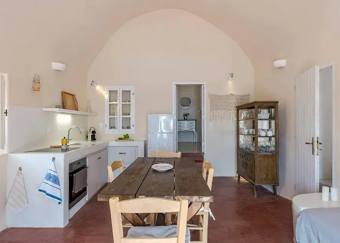 Tebeli Emporio (Santorini)